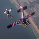 Imagen para el artículo titulado Estos dos pilotos intentarán intercambiar sus aviones en el aire